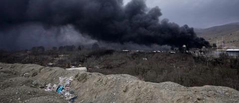 &Gamma;&iota;&alpha;&tau;ί &tau;&omicron; &Iota;&rho;ά&nu; &sigma;&tau;ό&chi;&epsilon;&upsilon;&sigma;&epsilon; &tau;&iota;&sigmaf; &chi;ώ&rho;&epsilon;&sigmaf; &tau;&omicron;&upsilon; &Kappa;ό&lambda;&pi;&omicron;&upsilon;-&Eta; έ&kappa;&pi;&lambda;&eta;&xi;&eta; &tau;&omicron;&upsilon; &Tau;&rho;&alpha;&mu;&pi;, &tau;&alpha; &pi;&epsilon;&tau;&rho;έ&lambda;&alpha;&iota;&alpha; &kappa;&alpha;&iota; &eta; &sigma;&tau;&rho;&alpha;&tau;&eta;&gamma;&iota;&kappa;ή &tau;&omicron;&upsilon; &chi;ά&omicron;&upsilon;&sigmaf;