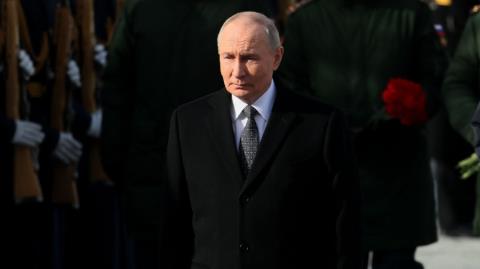 &Gamma;&iota;&alpha;&tau;ί &omicron; &Pi;&omicron;ύ&tau;&iota;&nu; &epsilon;ί&nu;&alpha;&iota; &omicron; &pi;&rho;&alpha;&gamma;&mu;&alpha;&tau;&iota;&kappa;ό&sigmaf; &kappa;&epsilon;&rho;&delta;&iota;&sigma;&mu;έ&nu;&omicron;&sigmaf; &alpha;&pi;ό &tau;&omicron;&nu; &pi;ό&lambda;&epsilon;&mu;&omicron; &sigma;&tau;&eta; &Mu;έ&sigma;&eta; &Alpha;&nu;&alpha;&tau;&omicron;&lambda;ή-&Tau;&omicron; &omicron;&iota;&kappa;&omicron;&nu;&omicron;&mu;&iota;&kappa;ό &delta;ώ&rho;&omicron; &kappa;&alpha;&iota; &tau;&omicron;... &alpha;ί&phi;&nu;&eta;&sigmaf; &pi;&epsilon;&rho;&iota;&zeta;ή&tau;&eta;&tau;&omicron; &pi;&epsilon;&tau;&rho;έ&lambda;&alpha;&iota;&omicron;