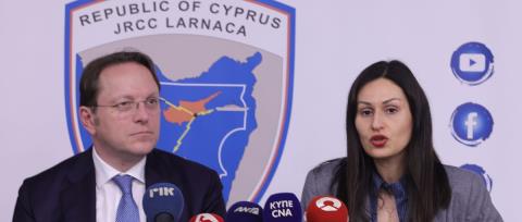 &Sigma;&tau;&eta;&nu; &Kappa;ύ&pi;&rho;&omicron; &tau;&eta;&nu; &Pi;&alpha;&rho;&alpha;&sigma;&kappa;&epsilon;&upsilon;ή &omicron; &Beta;&alpha;&rho;&chi;έ&lambda;&iota;, &beta;&lambda;έ&pi;&epsilon;&iota; &xi;&alpha;&nu;ά &tau;&omicron;&upsilon;&sigmaf; &epsilon;&mu;&pi;&lambda;&epsilon;&kappa;ό&mu;&epsilon;&nu;&omicron;&upsilon;&sigmaf; &phi;&omicron;&rho;&epsilon;ί&sigmaf; &omicron; &Pi;&rho;ό&epsilon;&delta;&rho;&omicron;&sigmaf; - &laquo;&Chi;&rho;&epsilon;&iota;ά&zeta;&epsilon;&tau;&alpha;&iota;&nbsp;&nu;&eta;&phi;&alpha;&lambda;&iota;ό&tau;&eta;&tau;&alpha; &mu;&alpha;&kappa;&rho;&iota;ά &alpha;&pi;ό &lambda;&alpha;ϊ&kappa;&iota;&sigma;&mu;&omicron;ύ&sigmaf;&raquo;