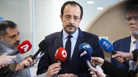 &Epsilon;&xi;έ&phi;&rho;&alpha;&sigma;&epsilon; &tau;&eta; &chi;&alpha;&rho;ά &tau;&omicron;&upsilon; &omicron; &Chi;&rho;&iota;&sigma;&tau;&omicron;&delta;&omicron;&upsilon;&lambda;ί&delta;&eta;&sigmaf; &mu;&epsilon;&tau;ά &tau;&eta;&nu; &alpha;&pi;ό&phi;&alpha;&sigma;&eta; &tau;&eta;&sigmaf; &Epsilon;&Epsilon; &gamma;&iota;&alpha; &tau;&alpha; &chi;&rho;&upsilon;&sigma;ά &delta;&iota;&alpha;&beta;&alpha;&tau;ή&rho;&iota;&alpha;-&laquo;&Xi;&epsilon;&kappa;ά&theta;&alpha;&rho;&alpha; &mu;&eta;&nu;ύ&mu;&alpha;&tau;&alpha; &mu;&epsilon; &tau;&iota;&sigmaf; &pi;&rho;&omicron;&theta;έ&sigma;&epsilon;&iota;&sigmaf; &mu;&alpha;&sigmaf;&raquo;