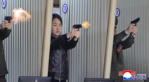 &Omicron; &Kappa;&iota;&mu; &Gamma;&iota;&omicron;&nu;&gamma;&kappa; &Omicron;&upsilon;&nu; &kappa;&alpha;&iota; &eta; &kappa;ό&rho;&eta; &tau;&omicron;&upsilon; &pi;&upsilon;&rho;&omicron;&beta;&omicron;&lambda;&omicron;ύ&nu; &mu;&epsilon; &pi;&iota;&sigma;&tau;ό&lambda;&iota;&alpha; &sigma;&epsilon; &sigma;&kappa;&omicron;&pi;&epsilon;&upsilon;&tau;ή&rho;&iota;&omicron; &sigma;&tau;&eta; &Beta;ό&rho;&epsilon;&iota;&alpha; &Kappa;&omicron;&rho;έ&alpha;