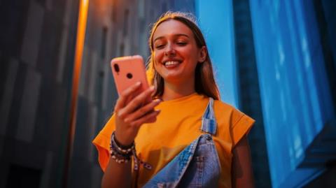 &Tau;&omicron; έ&nu;&alpha; &pi;έ&mu;&pi;&tau;&omicron; &tau;&omega;&nu; &epsilon;&phi;ή&beta;&omega;&nu; &sigma;&tau;&eta;&nu; &Alpha;&upsilon;&sigma;&tau;&rho;&alpha;&lambda;ί&alpha; &epsilon;&xi;&alpha;&kappa;&omicron;&lambda;&omicron;&upsilon;&theta;&epsilon;ί &nu;&alpha; &chi;&rho;&eta;&sigma;&iota;&mu;&omicron;&pi;&omicron;&iota;&epsilon;ί TikTok &kappa;&alpha;&iota; Snapchat &pi;&alpha;&rho;ά &tau;&eta;&nu; &alpha;&pi;&alpha;&gamma;ό&rho;&epsilon;&upsilon;&sigma;&eta;