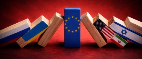 &Alpha;&nu;ά&mu;&epsilon;&sigma;&alpha; &sigma;&tau;&omicron; &Iota;&rho;ά&nu; &kappa;&alpha;&iota; &tau;&eta;&nu; &Omicron;&upsilon;&kappa;&rho;&alpha;&nu;ί&alpha;, &eta; &psi;&epsilon;&upsilon;&delta;&alpha;ί&sigma;&theta;&eta;&sigma;&eta; &tau;&eta;&sigmaf; &Epsilon;&Epsilon; ό&tau;&iota; έ&chi;&epsilon;&iota; &pi;&omicron;&lambda;&iota;&tau;&iota;&kappa;ή &delta;ύ&nu;&alpha;&mu;&eta; έ&chi;&epsilon;&iota; &alpha;&rho;&chi;ί&sigma;&epsilon;&iota; &nu;&alpha; &kappa;&alpha;&tau;&alpha;&rho;&rho;έ&epsilon;&iota;