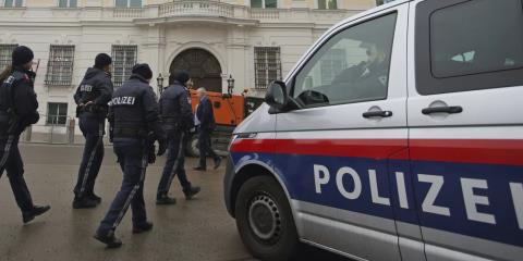 &Epsilon;&pi;ί&theta;&epsilon;&sigma;&eta; &mu;&epsilon; &mu;&alpha;&chi;&alpha;ί&rho;&iota; &sigma;&tau;&eta;&nu; &Alpha;&upsilon;&sigma;&tau;&rho;ί&alpha;-Έ&nu;&alpha;&sigmaf; &nu;&epsilon;&kappa;&rho;ό&sigmaf; &kappa;&alpha;&iota; έ&nu;&alpha;&sigmaf; &tau;&rho;&alpha;&upsilon;&mu;&alpha;&tau;ί&alpha;&sigmaf;