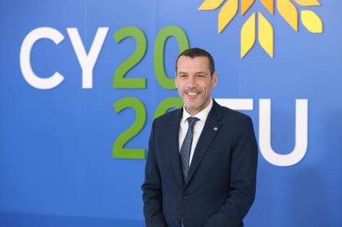 Y&pi;. &Upsilon;&gamma;&epsilon;ί&alpha;&sigmaf;: &Alpha;&nu;&theta;&epsilon;&kappa;&tau;&iota;&kappa;ή &phi;&alpha;&rho;&mu;&alpha;&kappa;&epsilon;&upsilon;&tau;&iota;&kappa;ή &pi;&omicron;&lambda;&iota;&tau;&iota;&kappa;ή &mu;&epsilon; έ&mu;&phi;&alpha;&sigma;&eta; &sigma;&tau;&eta;&nu; &kappa;&alpha;&iota;&nu;&omicron;&tau;&omicron;&mu;ί&alpha; &kappa;&alpha;&iota; &tau;&eta;&nu; &iota;&sigma;ό&tau;&iota;&mu;&eta; &pi;&rho;ό&sigma;&beta;&alpha;&sigma;&eta; &pi;&rho;&omicron;&omega;&theta;&epsilon;ί &eta; &Kappa;&upsilon;&pi;&rho;&iota;&alpha;&kappa;ή &Pi;&rho;&omicron;&epsilon;&delta;&rho;ί&alpha;