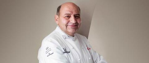 Έ&phi;&upsilon;&gamma;&epsilon; &alpha;&pi;ό &tau;&eta; &zeta;&omega;ή &omicron; &sigma;&pi;&omicron;&upsilon;&delta;&alpha;ί&omicron;&sigmaf; &Kappa;ύ&pi;&rho;&iota;&omicron;&sigmaf; &sigma;&epsilon;&phi;, &Alpha;&nu;&delta;&rho;έ&alpha;&sigmaf; &Mu;&alpha;&upsilon;&rho;&omicron;&mu;&mu;ά&tau;&eta;&sigmaf;