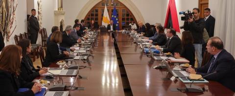 &Epsilon;&nu;ώ&pi;&iota;&omicron;&nu; &Upsilon;&pi;&omicron;&upsilon;&rho;&gamma;&iota;&kappa;&omicron;ύ &tau;&eta; &Delta;&epsilon;&upsilon;&tau;έ&rho;&alpha; &eta; &alpha;&nu;&tau;&iota;&mu;&epsilon;&tau;ώ&pi;&iota;&sigma;&eta; &tau;&omicron;&upsilon; &alpha;&phi;&theta;ώ&delta;&omicron;&upsilon;&sigmaf; &pi;&upsilon;&rho;&epsilon;&tau;&omicron;ύ-&Alpha;&pi;&omicron;&phi;&alpha;&sigma;ί&zeta;&epsilon;&tau;&alpha;&iota; &sigma;&upsilon;&gamma;&kappa;&epsilon;&kappa;&rho;&iota;&mu;έ&nu;&omicron; &pi;&lambda;ά&nu;&omicron; &gamma;&iota;&alpha; &sigma;&tau;ή&rho;&iota;&xi;&eta; &tau;&eta;&sigmaf; &kappa;&tau;&eta;&nu;&omicron;&tau;&rho;&omicron;&phi;ί&alpha;&sigmaf;