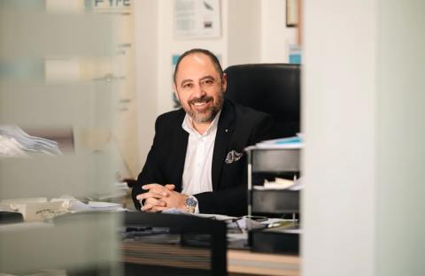 &Gamma;. &Nu;&iota;&kappa;&omicron;&lambda;έ&tau;&tau;&omicron;&sigmaf;: &Omicron; &Pi;&rho;&omega;&tau;&alpha;&rho;ά&sigmaf; &epsilon;ί&nu;&alpha;&iota; &eta; &nu;&alpha;&upsilon;&alpha;&rho;&chi;ί&delta;&alpha; &omicron;&iota;&kappa;&omicron;&nu;&omicron;&mu;ί&alpha;&sigmaf; &Delta;ή&mu;&omicron;&upsilon; &Pi;&alpha;&rho;&alpha;&lambda;&iota;&mu;&nu;ί&omicron;&upsilon;-&Delta;&epsilon;&rho;ύ&nu;&epsilon;&iota;&alpha;&sigmaf;