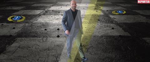 &Alpha;&pi;ό &mu;&alpha;ύ&rho;&omicron; &pi;&rho;ό&beta;&alpha;&tau;&omicron; &sigma;&epsilon; &iota;&sigma;&chi;&upsilon;&rho;ό &pi;&alpha;ί&kappa;&tau;&eta; &sigma;&tau;&eta;&nu; &pi;&omicron;&lambda;&iota;&tau;&iota;&kappa;ή &sigma;&kappa;&alpha;&kappa;&iota;έ&rho;&alpha;-&Tau;&alpha; &pi;έ&tau;&rho;&iota;&nu;&alpha; &chi;&rho;ό&nu;&iota;&alpha; &tau;&omicron;&upsilon; &Epsilon;&Lambda;&Alpha;&Mu;, &pi;ώ&sigmaf; &kappa;&alpha;&tau;ά&phi;&epsilon;&rho;&epsilon; &nu;&alpha; &mu;&epsilon;&gamma;&alpha;&lambda;ώ&sigma;&epsilon;&iota; &kappa;&alpha;&iota; &eta; &pi;&rho;&omicron;&omicron;&pi;&tau;&iota;&kappa;ή &nu;&alpha; &gamma;ί&nu;&epsilon;&iota; &kappa;ό class=