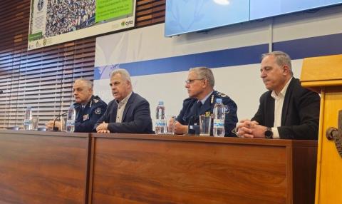 &Kappa;ά&theta;&alpha;&rho;&sigma;&eta; &tau;&eta;&sigmaf; &Alpha;&sigma;&tau;&upsilon;&nu;&omicron;&mu;ί&alpha;&sigmaf; &beta;&lambda;έ&pi;&epsilon;&iota; &omicron; &Phi;&upsilon;&tau;&iota;&rho;ή&sigmaf; &mu;&epsilon;&tau;ά &tau;&eta;&nu; &sigma;ύ&lambda;&lambda;&eta;&psi;&eta; &delta;ύ&omicron; &alpha;&sigma;&tau;&upsilon;&nu;&omicron;&mu;&iota;&kappa;ώ&nu;-&laquo;&Epsilon;&nu;&iota;&sigma;&chi;ύ&epsilon;&tau;&alpha;&iota; &eta; &epsilon;&mu;&pi;&iota;&sigma;&tau;&omicron;&sigma;ύ&nu;&eta; &tau;&omega;&nu; &pi;&omicron;&lambda;&iota;&tau;ώ&nu;&raquo;