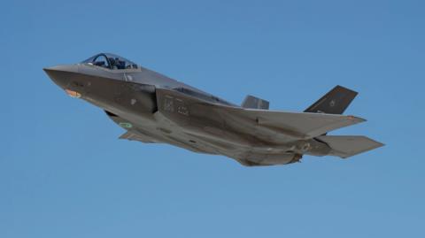 &Omicron;&iota; &Iota;&rho;&alpha;&nu;&omicron;ί &chi;&tau;ύ&pi;&eta;&sigma;&alpha;&nu; &gamma;&iota;&alpha; &pi;&rho;ώ&tau;&eta; &phi;&omicron;&rho;ά &alpha;&mu;&epsilon;&rho;&iota;&kappa;&alpha;&nu;&iota;&kappa;ό F-35, έ&kappa;&alpha;&nu;&epsilon; &alpha;&nu;&alpha;&gamma;&kappa;&alpha;&sigma;&tau;&iota;&kappa;ή &pi;&rho;&omicron;&sigma;&gamma;&epsilon;ί&omega;&sigma;&eta; &sigma;&epsilon; &beta;ά&sigma;&eta; &sigma;&tau;&eta; &Mu;έ&sigma;&eta; &Alpha;&nu;&alpha;&tau;&omicron;&lambda;ή