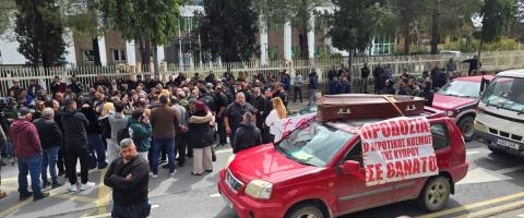 LIVE: &Omicron;&rho;&gamma;&iota;&sigma;&mu;έ&nu;&omicron;&iota; &omicron;&iota; &kappa;&tau;&eta;&nu;&omicron;&tau;&rho;ό&phi;&omicron;&iota;, &kappa;&alpha;&tau;&alpha;&gamma;&gamma;έ&lambda;&lambda;&omicron;&upsilon;&nu; &Pi;&alpha;&nu;&alpha;&gamma;&iota;ώ&tau;&omicron;&upsilon; ό&tau;&iota; &delta;&iota;έ&tau;&alpha;&xi;&epsilon; &nu;&alpha; &sigma;&pi;ά&sigma;&omicron;&upsilon;&nu; &tau;&iota;&sigmaf; &pi;ό&rho;&tau;&epsilon;&sigmaf;-&laquo;&Epsilon;&beta;ά&lambda;&alpha;&nu; &tau;&omicron;&nu; &sigma;&tau;&eta;&nu; &kappa;&lambda;&omicron;ύ&beta;&alpha;, &epsilon;&nu; &epsilon;&gamma;&kappa;&lambda;&eta;&mu;&alpha;&tau;ί&epsilon;&sigmaf;; &Epsilon;&nu; έ&sigma;&sigma;&omega; &tau; class=