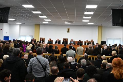 Διακοπή για την 1η Απριλίου στη δίκη για τα Τέμπη μετά από έντονες διαμαρτυρίες για την αίθουσα-«Ντροπή...»