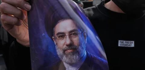 Ο Χαμενεΐ φέρεται να συμφωνεί σε διαπραγματεύσεις με τις ΗΠΑ, παρά την επίσημη αδιάλλακτη στάση