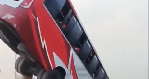 Βίντεο ντοκουμέντο από την πτώση λεωφορείου σε ποτάμι στο Μπαγκλαντές-Δύο νεκροί και δεκάδες αγνοούμενοι