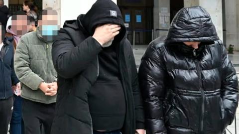 Το ψητοπωλείο φάντασμα με τους 323 εργαζόμενους του κυκλώματος των διασήμων, ο αχυράνθρωπος και η γυναίκα που «δούλευε» χωρίς να το ξέρει