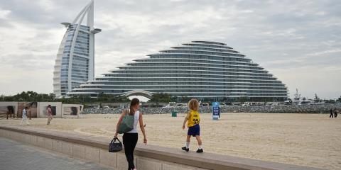 Υπό πίεση τα Εμιράτα με τις συνεχείς ιρανικές επιθέσεις-Δύο νεκροί στο Άμπου Ντάμπι