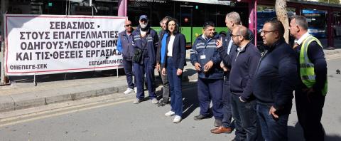 «Μωρό έφυγε από τα χέρια μητέρας γιατί αναγκάστηκε να φρενάρει ο οδηγός»-Χρονόμετρα στα φανάρια ζητούν οι οδηγοί λεωφορείων