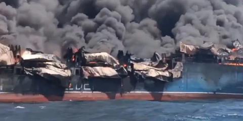 BINTEO: Tάνκερ καίγεται ολοσχερώς στα Στενά του Ορμούζ μετά από ισραηλινά πλήγματα