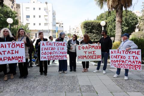Πάταξη παράνομων ξεναγήσεων και επιτήρηση μνημείων ζητούν οι ξεναγοί-Διαμαρτυρήθηκαν έξω από το Υφυπουργείο Τουρισμού