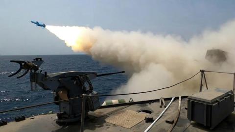 Το Ισραήλ βομβαρδίζει ιρανικές υποδομές, η Τεχεράνη απειλεί με αντίποινα και ο Τραμπ θέλει το Ορμούζ