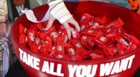 Έ&sigma;&tau;&eta;&sigma;&alpha;&nu; &epsilon;&nu;έ&delta;&rho;&alpha; &sigma;&epsilon; &phi;&omicron;&rho;&tau;&eta;&gamma;ό &pi;&omicron;&upsilon; &mu;&epsilon;&tau;έ&phi;&epsilon;&rho;&epsilon; 414,000 Kit Kat &kappa;&alpha;&iota; &tau;&omicron; έ&kappa;&lambda;&epsilon;&psi;&alpha;&nu;-&Pi;ώ&sigmaf; &mu;&pi;&omicron;&rho;&omicron;ύ&nu; &nu;&alpha; &epsilon;&nu;&tau;&omicron;&pi;&iota;&sigma;&tau;&omicron;ύ&nu; &omicron;&iota; &chi;&alpha;&mu;έ&nu;&epsilon;&sigmaf; &mu;&pi;ά&rho;&epsilon;&sigmaf;