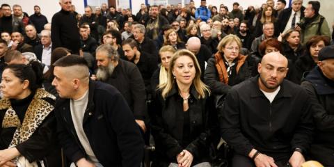 Τι αλλάζει στη δίκη των Τεμπών μετά το χάος της πρώτης ημέρας, πού ρίχνουν ευθύνες-Βγάζουν γυψοσανίδες, βάζουν καθίσματα