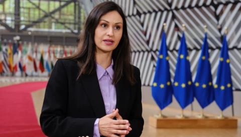 &Mu;. &Pi;&alpha;&nu;&alpha;&gamma;&iota;ώ&tau;&omicron;&upsilon;: &Sigma;&tau;ό&chi;&omicron;&sigmaf; &eta; &gamma;&epsilon;&omega;&rho;&gamma;ί&alpha; &nu;&alpha; &epsilon;ί&nu;&alpha;&iota; &sigma;&tau;&omicron; &epsilon;&pi;ί&kappa;&epsilon;&nu;&tau;&rho;&omicron; &epsilon;&mu;&pi;&omicron;&rho;&iota;&kappa;ώ&nu; &sigma;&upsilon;&mu;&phi;&omega;&nu;&iota;ώ&nu;