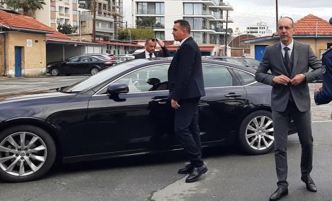 Υπό αστυνομική συνοδεία παραμένει ο Χαρτσιώτης, καταγγελία στην Ελεγκτική-Ζήτησε απαντήσεις από την Προεδρία για την απόσπαση μελών