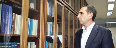 T&eta;&nu; έ&delta;&rho;&alpha; &Kappa;&upsilon;&pi;&rho;&iota;&alpha;&kappa;ώ&nu; &Sigma;&pi;&omicron;&upsilon;&delta;ώ&nu; &sigma;&tau;&omicron; &Alpha;&rho;&iota;&sigma;&tau;&omicron;&tau;έ&lambda;&epsilon;&iota;&omicron; &epsilon;&pi;&iota;&sigma;&kappa;έ&phi;&theta;&eta;&kappa;&epsilon; &omicron; &Upsilon;&Pi;&Epsilon;&Sigma;-&laquo;&Eta; &sigma;&tau;ή&rho;&iota;&xi;&eta; &pi;&rho;&omicron;&sigmaf; &tau;&eta;&nu; Έ&delta;&rho;&alpha; &theta;&alpha; &sigma;&upsilon;&nu;&epsilon;&chi;&iota;&sigma;&tau;&epsilon;ί&raquo;