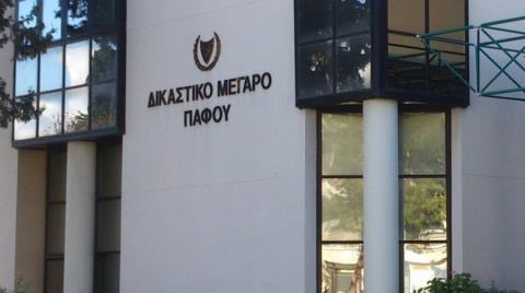 &Tau;έ&sigma;&sigma;&epsilon;&rho;&iota;&sigmaf; &sigma;&upsilon;&lambda;&lambda;ή&psi;&epsilon;&iota;&sigmaf; &gamma;&iota;&alpha; &delta;&iota;ά&rho;&rho;&eta;&xi;&eta; &kappa;&alpha;&iota; &kappa;&lambda;&omicron;&pi;ή &alpha;&pi;ό &omicron;&iota;&kappa;ί&alpha; &sigma;&tau;&eta;&nu; &Pi;ά&phi;&omicron;, &omicron; έ&nu;&alpha;&sigmaf; &alpha;&nu;ή&lambda;&iota;&kappa;&omicron;&sigmaf;-&Epsilon;&nu;&tau;&omicron;&pi;ί&sigma;&tau;&eta;&kappa;&alpha;&nu; &nu;&alpha;&rho;&kappa;&omega;&tau;&iota;&kappa;ά &sigma;&tau;&eta;&nu; &kappa;&alpha;&tau;&omicron;&chi;ή 25&chi;&rho;&omicron;&nu;&omicron;&upsilon;