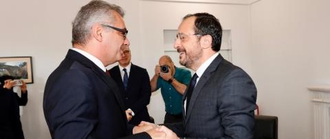 &Omicron;&iota; &sigma;&tau;ό&chi;&omicron;&iota; &tau;&omicron;&upsilon; &Pi;&rho;&omicron;έ&delta;&rho;&omicron;&upsilon; &gamma;&iota;&alpha; &tau;&eta; &sigma;&upsilon;&nu;ά&nu;&tau;&eta;&sigma;&eta; &mu;&epsilon; &Epsilon;&rho;&chi;&iota;&omicron;&upsilon;&rho;&mu;ά&nu;-&Pi;ώ&sigmaf; &alpha;&pi;&alpha;&nu;&tau;ά &gamma;&iota;&alpha; &tau;&eta;&nu; &alpha;&pi;&alpha;&gamma;ό&rho;&epsilon;&upsilon;&sigma;&eta; &pi;&rho;&omicron;&sigma;&kappa;&upsilon;&nu;ή&mu;&alpha;&tau;&omicron;&sigmaf; &Tau;/&kappa; &sigma;&tau;&omicron; &Chi;&alpha;&lambda;ά &Sigma;&omicron;&upsilon;&lambda;&tau;ά&nu;