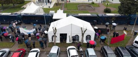 Με εντάσεις, ισχυρή αστυνομική παρουσία και αντιδράσεις η δίκη για τα Τέμπη-«Η δικαιοσύνη να σταθεί στο ύψος της»