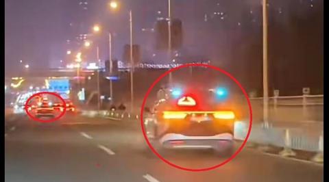 ΒΙΝΤΕΟ: Πάνω από 100 ρομποτικά ταξί χωρίς οδηγό ακινητοποιήθηκαν την ίδια στιγμή στην πόλη Γιουχάν