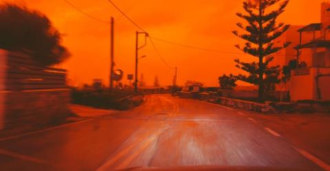 «Πνίγηκαν» από την αφρικανική σκόνη Κρήτη και Κυκλάδες: Προβλήματα σε πτήσεις, δεμένα πλοία στα λιμάνια λόγω θυελλωδών ανέμων