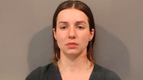 Άγριο έγκλημα στις ΗΠΑ-30χρονη έστησε ενέδρα με μασάζ στον πατέρα των παιδιών της πριν τον εκτελέσει, σκότωσε με 20 σφαίρες τα πεθερικά της