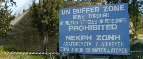 Διερευνώνται οι ισχυρισμοί για πετροβολισμό και ρίψη κροτίδων προς τα κατεχόμενα-Η Κυβέρνηση ζήτησε από Ηνωμένα Έθνη να καταθέσει στοιχεία