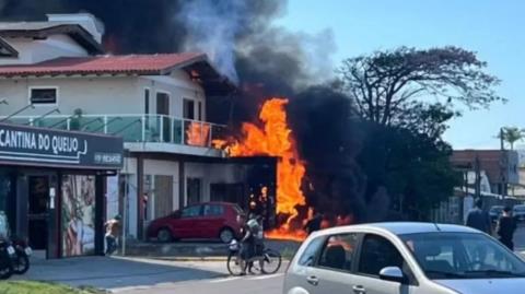 ΒΙΝΤΕΟ: Τέσσερις νεκροί μετά από συντριβή ιδιωτικού αεροσκάφους σε εστιατόριο στη Βραζιλία