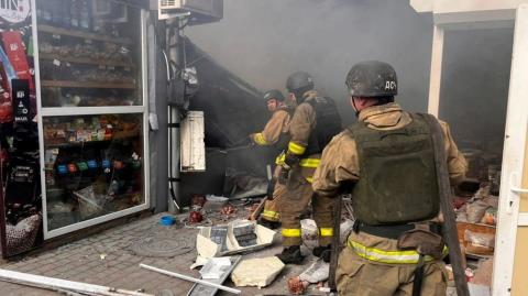 Έξι νεκροί και δεκάδες τραυματίες από ρωσικά πλήγματα σε Νικόπολη και Χερσώνα στην Ουκρανία (pics)