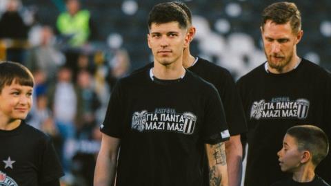 Οι παίκτες της Παρτιζάν τίμησαν τη μνήμη των αδικοχαμένων οπαδών του ΠΑΟΚ (pics)