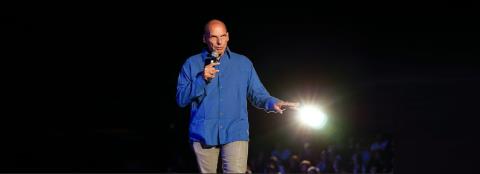 Viral o Γιάνης Βαρουφάκης στη Μόσχα: Χορεύει σε techno ρυθμούς το hit  τραγούδι με το όνομά του!