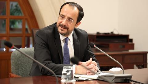 &Sigma;&tau;&eta; &beta;ά&sigma;&eta; &sigma;&upsilon;&gamma;&kappa;&epsilon;&kappa;&rho;&iota;&mu;έ&nu;&omicron;&upsilon; &pi;&lambda;ά&nu;&omicron;&upsilon; &eta; &sigma;&upsilon;&zeta;ή&tau;&eta;&sigma;&eta; &gamma;&iota;&alpha; &tau;&iota;&sigmaf; &Beta;ά&sigma;&epsilon;&iota;&sigmaf;-&laquo;&Pi;&rho;&omicron;&sigma;&tau;&iota;&theta;έ&mu;&epsilon;&nu;&eta;&sigmaf; &alpha;&xi;ί&alpha;&sigmaf; &eta; &alpha;&nu;&alpha;&phi;&omicron;&rho;ά &sigma;&tau;&alpha; &sigma;&upsilon;&mu;&pi;&epsilon;&rho;ά&sigma;&mu;&alpha;&tau;&alpha; &tau;&omicron;&upsilon; &Epsilon;&upsilon;&rho;&omega;&pi;&alpha;ϊ&kappa;&omicron;ύ &Sigma;&upsilon;&mu;&beta;&omicron;&upsilon;&lambda;ί&omicron;&upsilon;&raquo;