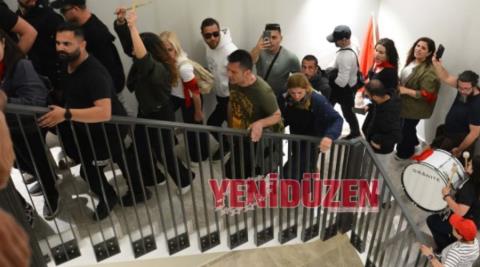 &Beta;&Iota;&Nu;&Tau;&Epsilon;&Omicron;: &Omicron;&mu;ά&delta;&alpha; &delta;&iota;&alpha;&delta;&eta;&lambda;&omega;&tau;ώ&nu; &epsilon;&iota;&sigma;έ&beta;&alpha;&lambda;&epsilon; &sigma;&tau;&eta;&nu; &laquo;&beta;&omicron;&upsilon;&lambda;ή&raquo; &tau;&omega;&nu; &kappa;&alpha;&tau;&epsilon;&chi;&omicron;&mu;έ&nu;&omega;&nu;, &tau;&rho;&alpha;&upsilon;&mu;&alpha;&tau;&iota;&sigma;&mu;&omicron;ί &kappa;&alpha;&iota; &lambda;&iota;&pi;&omicron;&theta;&upsilon;&mu;ί&epsilon;&sigmaf;-&Zeta;ή&tau;&eta;&sigma;&alpha;&nu; &pi;&alpha;&rho;&alpha;ί&tau;&eta;&sigma;&eta; &tau;&eta;&sigmaf; &laquo;&kappa;&upsilon;&beta;έ&rho;&nu;&eta;&sigma;&eta;&sigmaf;&raquo;