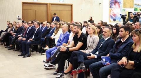 &Pi;&alpha;&rho;&omicron;&upsilon;&sigma;&iota;ά&sigma;&tau;&eta;&kappa;&alpha;&nu; &tau;&alpha; &pi;&rho;&omicron;&gamma;&rho;ά&mu;&mu;&alpha;&tau;&alpha; &tau;&eta;&sigmaf; Plug and Play Cyprus-&laquo;&Epsilon;&pi;&iota;&delta;&iota;ώ&kappa;&omicron;&upsilon;&mu;&epsilon; &delta;&iota;&alpha;&sigma;ύ&nu;&delta;&epsilon;&sigma;&eta; &kappa;&upsilon;&pi;&rho;&iota;&alpha;&kappa;ώ&nu; &nu;&epsilon;&omicron;&phi;&upsilon;ώ&nu; &epsilon;&pi;&iota;&chi;&epsilon;&iota;&rho;ή&sigma;&epsilon;&omega;&nu; &mu;&epsilon; &delta;&iota;&epsilon;&theta;&nu;ή &delta;ί&kappa;&tau;&upsilon;&alpha;&raquo;