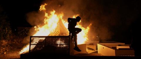 &Pi;&omicron;&lambda;&epsilon;&mu;&omicron;ύ&nu; &mu;&epsilon; &tau;&alpha; ί&delta;&iota;&alpha; &eta;&mu;ί&mu;&epsilon;&tau;&rho;&alpha; &tau;&iota;&sigmaf; &lambda;&alpha;&mu;&pi;&rho;&alpha;&tau;&zeta;&iota;έ&sigmaf;, &upsilon;&pi;ό &kappa;&lambda;&omicron;&iota;ό &pi;ί&epsilon;&sigma;&eta;&sigmaf; &omicron;&iota; &Alpha;&rho;&chi;έ&sigmaf; &gamma;&iota;&alpha; &pi;&iota;&theta;&alpha;&nu;ά &alpha;&tau;&upsilon;&chi;ή&mu;&alpha;&tau;&alpha;-&Kappa;ί&nu;&delta;&upsilon;&nu;&omicron;&sigmaf; &nu;&alpha; &beta;&rho;&epsilon;&theta;&omicron;ύ&mu;&epsilon; &sigma;&tau;&omicron; ί&delta;&iota;&omicron; έ&rho;&gamma;&omicron; &theta;&epsilon;&alpha;&tau;έ&sigmaf;