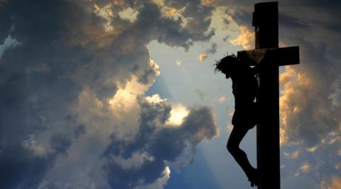 &Kappa;&omicron;&rho;&upsilon;&phi;ώ&nu;&epsilon;&tau;&alpha;&iota; &tau;&omicron; &Theta;&epsilon;ί&omicron; &Delta;&rho;ά&mu;&alpha;, &sigma;&tau;&alpha;&upsilon;&rho;ώ&nu;&epsilon;&tau;&alpha;&iota; &omicron; &Chi;&rho;&iota;&sigma;&tau;ό&sigmaf;-&laquo;&Sigma;ή&mu;&epsilon;&rho;&omicron;&nu; &kappa;&rho;&epsilon;&mu;ά&tau;&alpha; &epsilon;&pi;ί &xi;ύ&lambda;&omicron;&upsilon; &omicron; &epsilon;&nu; ύ&delta;&alpha;&sigma;&iota; &tau;&eta;&nu; &gamma;&eta;&nu; &kappa;&rho;&epsilon;&mu;ά&sigma;&alpha;&sigmaf;&raquo;