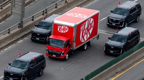 &Beta;&Iota;&Nu;&Tau;&Epsilon;&Omicron;: &Phi;&omicron;&rho;&tau;&eta;&gamma;ό &tau;&eta;&sigmaf; KitKat &epsilon;&mu;&phi;&alpha;&nu;ί&sigma;&tau;&eta;&kappa;&epsilon; &mu;&epsilon; VIP &sigma;&upsilon;&nu;&omicron;&delta;&epsilon;ί&alpha; &mu;&epsilon;&tau;ά &tau;&eta;&nu; &kappa;&lambda;&omicron;&pi;ή 12 &tau;ό&nu;&omega;&nu; &sigma;&omicron;&kappa;&omicron;&lambda;ά&tau;&alpha;&sigmaf;-&Tau;&iota; &kappa;&rho;ύ&beta;&epsilon;&tau;&alpha;&iota; &pi;ί&sigma;&omega; &alpha;&pi;ό &tau;&eta;&nu; &kappa;ί&nu;&eta;&sigma;&eta;