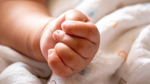 Φρίκη στην Ελλάδα, γονείς δάγκωναν και χτυπούσαν το δέκα μηνών κοριτσάκι τους-Συνελήφθησαν και οι δύο