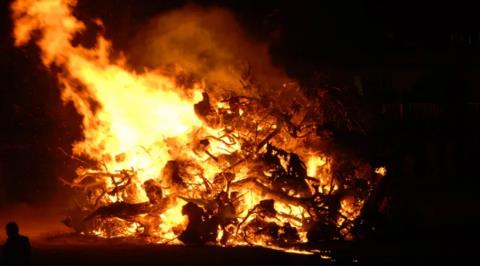 Συνεργεία συνεχίζουν να συλλέγουν ξύλα που προορίζονται για άναμμα λαμπρατζιάς-Ελεγχόμενη μέχρι στιγμής η κατάσταση