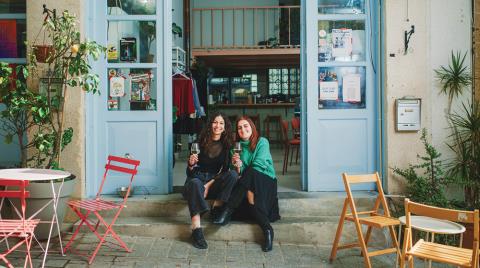 Στες Κορούες: Ένα 100% plant-based καφενείο που αναζωογονεί την Ερμού